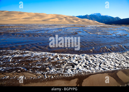 Eis-umrandeten Medano Creek, Great Sand Dunes National Park, Colorado, USA Stockfoto