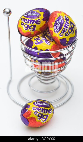 Cadbury Mini Sahne Eiern in einem Eierbecher. Bild von James Boardman Stockfoto