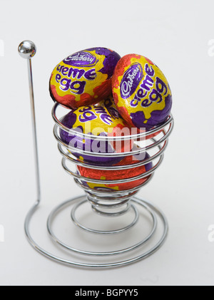 Cadbury Mini Sahne Eiern in einem Eierbecher. Bild von James Boardman Stockfoto