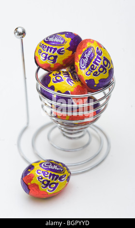 Cadbury Mini Sahne Eiern in einem Eierbecher. Bild von James Boardman Stockfoto