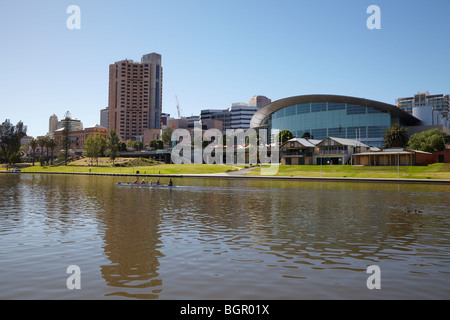 Ruderer auf Torrens See vor der Convention Centre, Adelaide, Australien Stockfoto