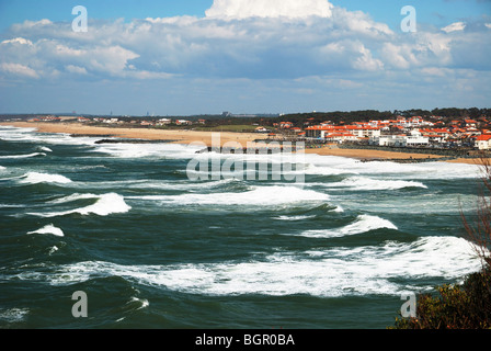 Kontinuierliche Wellen Wogen in Richtung direkt am Meer in der Nähe von Biarritz. Stockfoto