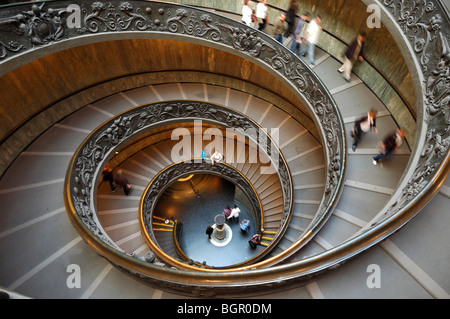 Besucher zu Fuß hinunter Treppe von den Vatikanischen Museen, Vatikan Stockfoto