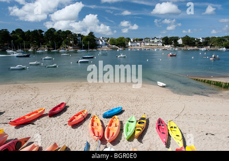 Kanus auf dem Vorland in Bénodet, Bretagne, Frankreich. Blick über die Mündung des Flusses L'Odet Saint Marine Stockfoto