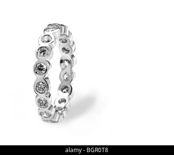 Handgefertigter Ring aus Platin und Diamant auf weißem Hintergrund Stockfoto