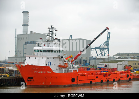 Nordsee-Gas/Öl-Feld Versorgungsschiff mit Gas-Kraftwerk im Hintergrund, Great Yarmouth, Norfolk, Großbritannien. Stockfoto