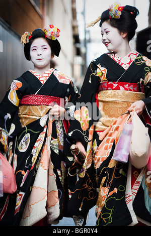 Maiko (Geisha in Ausbildung) in der Kyotos Gion Bezirk - Kyoto, Japan Stockfoto