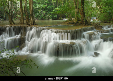 Huay Mae Kamin Wasserfall, Kheaun Sri Nakarin Nationalpark, Thailand Stockfoto