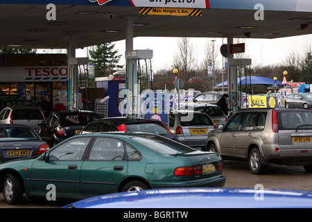 BILD ZEIGT DIE WARTESCHLANGEN FÜR BENZIN BEI TESCO BENZIN STATION IN CAMBRIDGE, BEVOR DIE MEHRWERTSTEUER UM MITTERNACHT STEIGT Stockfoto