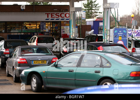 BILD ZEIGT DIE WARTESCHLANGEN FÜR BENZIN BEI TESCO BENZIN STATION IN CAMBRIDGE, BEVOR DIE MEHRWERTSTEUER UM MITTERNACHT STEIGT Stockfoto