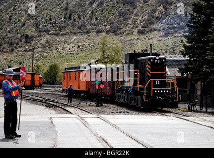 Crew Verkehr zu stoppen, während die historische Schmalspurbahn-Durango-Silverton Railroad-Bahn East College Drive, Durango, USA kreuzt Stockfoto