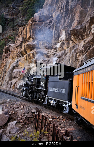 Historische Schmalspurbahn Durango-Silverton Railway Steam train mit steilen Klippen Cascade Canyon, Colorado USA Stockfoto