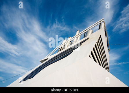 Trichter mit der Grandi Navi Veloci-Fähre. Stockfoto