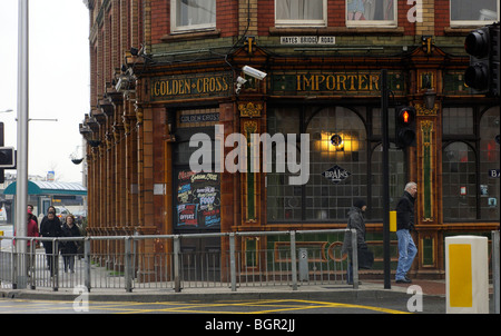 Die Golden Cross Public House auf Hayes Bridge Road in zentralen Cardiff South Wales Stockfoto