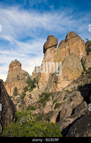 Felsformationen entlang der Juniper Canyon Trail bis High Peaks, Pinnacles National Monument, California Stockfoto