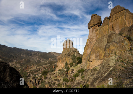 Felsformationen entlang der Juniper Canyon Trail bis High Peaks, Pinnacles National Monument, California Stockfoto