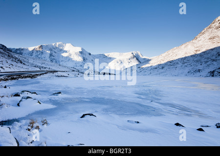 Llyn Ogwen gefroren bedeckt See mit Schnee Berge nach tiefen Schneefall im Winter Ogwen Valley, Gwynedd, Nordwales, UK, Großbritannien Stockfoto