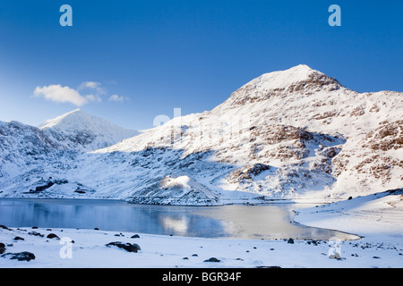 Llyn Llydaw See mit Krippe Goch und Mount Snowdon Mountain Peak mit Schnee im Winter von Bergleuten in Snowdonia National Park North Wales Eryri UK Stockfoto