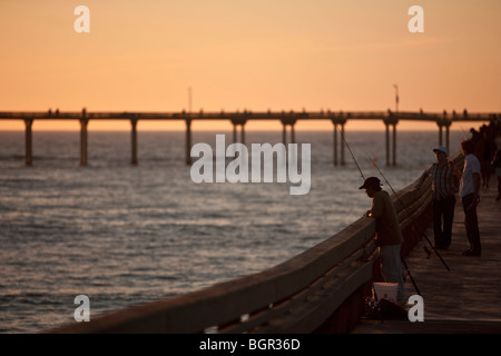 Fisher am Pier in Ocean Beach in San Diego bei Sonnenaufgang, Kalifornien, USA Stockfoto