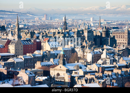 Die Stadt Edinburgh aus Salisbury Crags im Winter Stockfoto