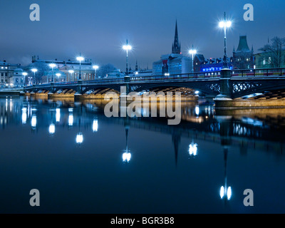 Blick auf die Brücke Vasabron und Riddarholmen Kirche von Fredsgatan, Stockholm, Schweden Stockfoto