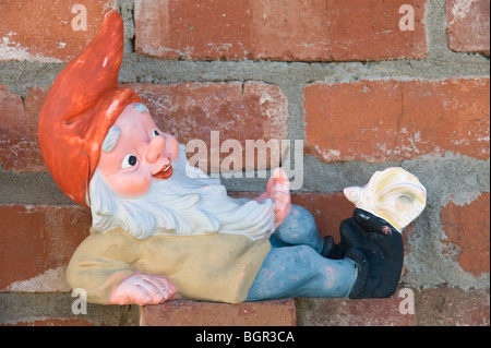 Ein zwergenhaften Charakter winkt eine Schnecke kriecht auf seinen Schuh, im Carrizozo, New Mexico. Stockfoto