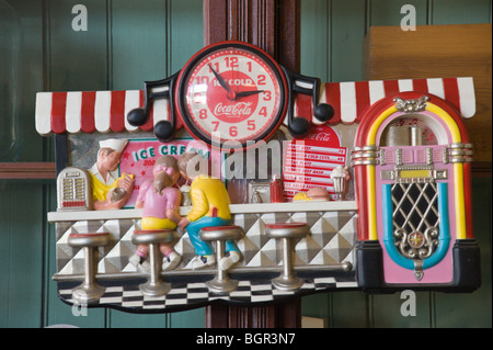 Ein nostalgischer Blick auf einen fünfziger Jahre amerikanische Eisladen oder Malz Shop, gefunden in Carrizozo, New Mexico. Stockfoto