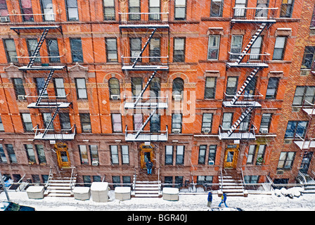 Wohnhaus Wohnhäuser in New York City während Winter Schneesturm. Stockfoto