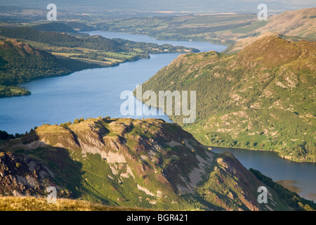 Ullswater mit Glenridding Dodd im Vordergrund. Blick vom Birkhouse Moor, Lake District, England Stockfoto