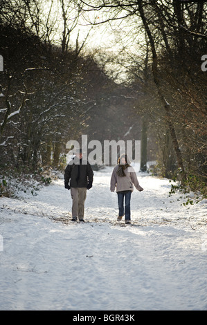 Ein paar entlang einer Schnees bedeckt Fußweg auf Cors Caron Naturschutzgebiet Mitte Wales, Januar 2010, Ceredigion, Wales, UK Stockfoto