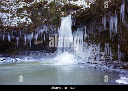 Gefrorene Sgwd Gwladys (Lady Falls) Wasserfall, den Fluss Pyrddin, Pontneddfechan, Neath Valley, South Wales, UK Stockfoto