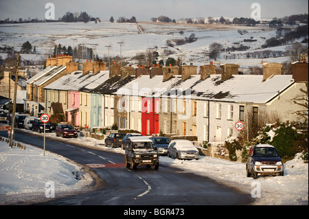 Terrassenförmig angelegten Bungalows in Pontrhydfendigaid Dorf in den Schnee, Januar 2010, Ceredigion, Wales, UK Stockfoto