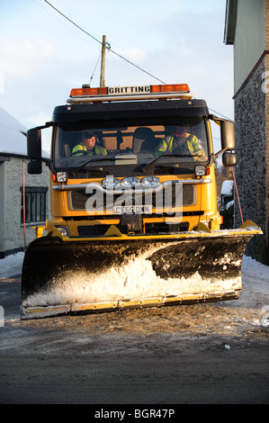 Schneepflug (Schneepflug) und Schneeräumarbeiten LKW in Pontrhydfendigaid Dorf, Januar 2010, Ceredigion, Wales, UK Stockfoto