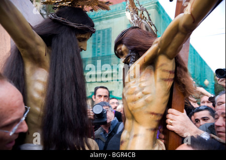 Heiligen Osterprozession in El Cabanyal, Valencia, Spanien. Zwei Bilder von Christus haben eine Begegnung am Karfreitag. Stockfoto