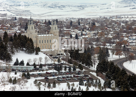 Luftaufnahme des Tempel der Kirche Jesu Christi der Heiligen der letzten Tage, Mormonen oder LDS in Manti in Utah. Auf Hügel im Winterschnee. Stockfoto