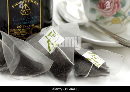 Teebeutel mit schwarzem Teeblätter Stockfoto