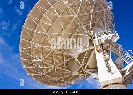 Radioteleskop, eines 27, befindet sich in einer verstellbaren 'Y' Anordnung auf den Ebenen des Augustinus, in der Nähe von Socorro, NM, USA Stockfoto