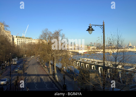 Böschung im Zentrum von London gesehen von der Golden Jubilee Bridge im Charing Cross Stockfoto