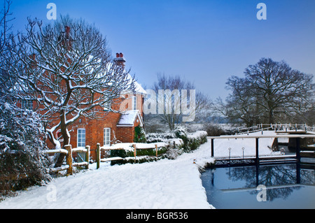 Winter-Sonnenaufgang über dem Papercourt Schloss und der Schleusenwärter Hütte nach einem Schneefall Surrey England UK Stockfoto