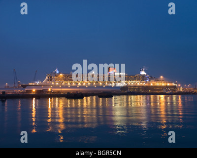 Cunard Queen Mary 2 festgemacht am frühen Abend an der Ocean Terminal Southampton UK Stockfoto