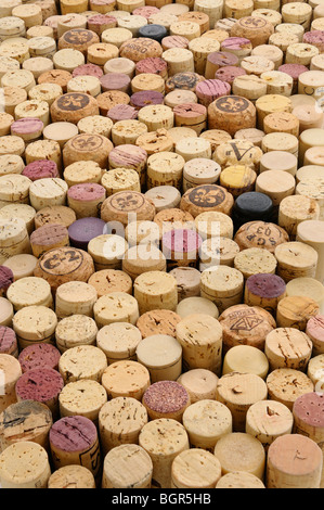 Sammlung von gebrauchten Weinkorken Stecker stehen am Ende Stockfoto