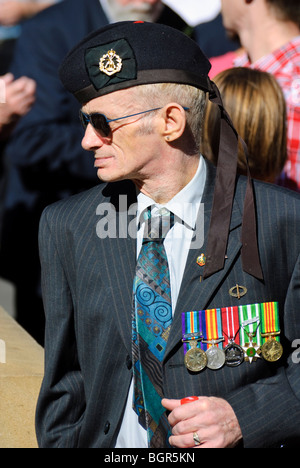 Militärischen Veteran stolz trägt seine Medaillen. Stockfoto