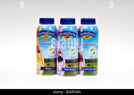 Pfirsich, Waldbeere und Erdbeere Banane vorbereitet Stonyfield Smoothies in Flaschen auf weißem Hintergrund isoliert. Stockfoto