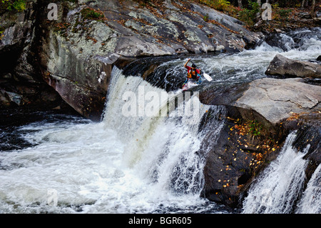 Kajakfahrer Going Over Baby verliebt sich in kahlen River Gorge Wilderness in Cherokee National Forest im Monroe County, Tennessee Stockfoto