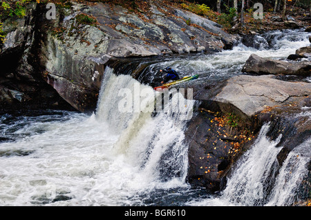 Kajakfahrer Going Over Baby verliebt sich in kahlen River Gorge Wilderness in Cherokee National Forest im Monroe County Stockfoto