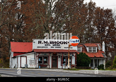 Altes Land-Tankstelle und Gemischtwarenladen in Fentress County, Tennessee Stockfoto