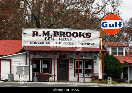 Altes Land-Tankstelle und Gemischtwarenladen in Fentress County, Tennessee Stockfoto