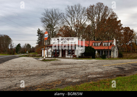 Altes Land-Tankstelle und Gemischtwarenladen in Fentress County, Tennessee Stockfoto