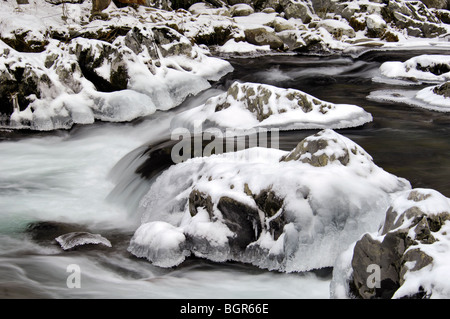 Schnee und Eis auf der Little Pigeon River im Bereich Greenbrier Nationalpark Great Smoky Mountains in Tennessee Stockfoto