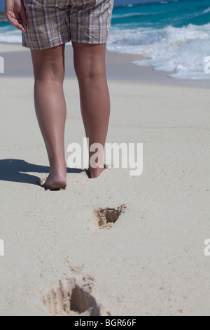 Blick auf ein Womans Beine, tragen Shorts am Strand in der Karibik Stockfoto